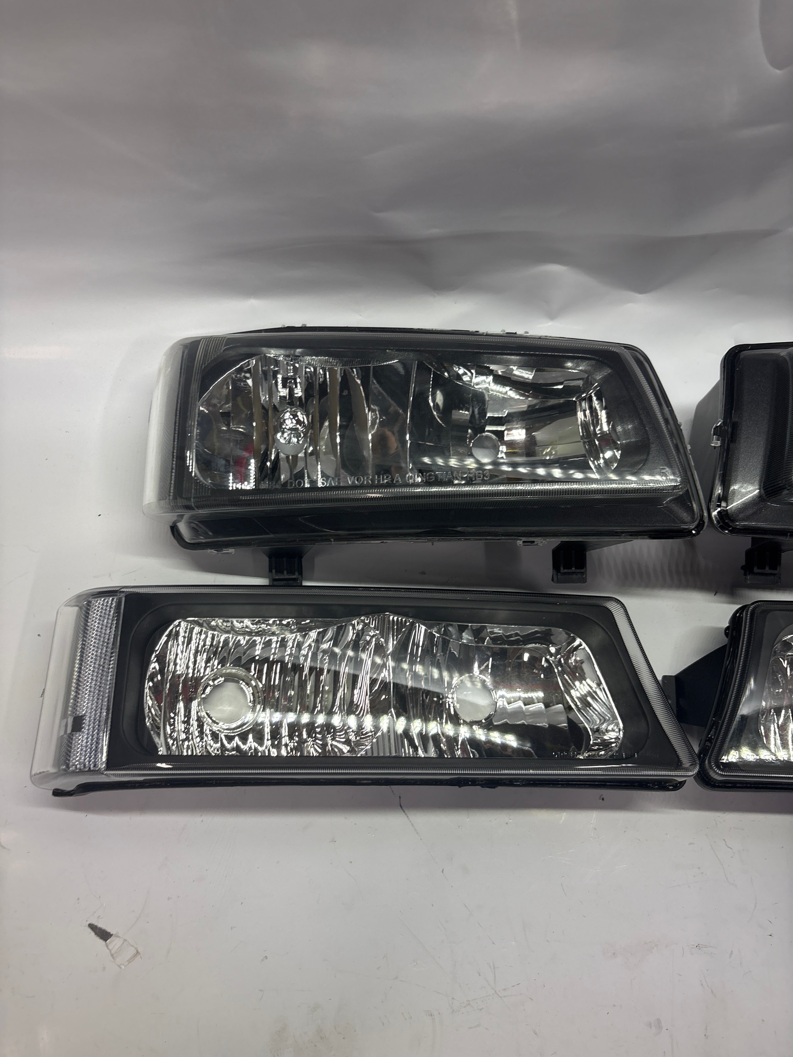 Open Box HL-OH-CS03-4P-BK-CL1 03-06 Chevy Silverado Black Clear Headlights