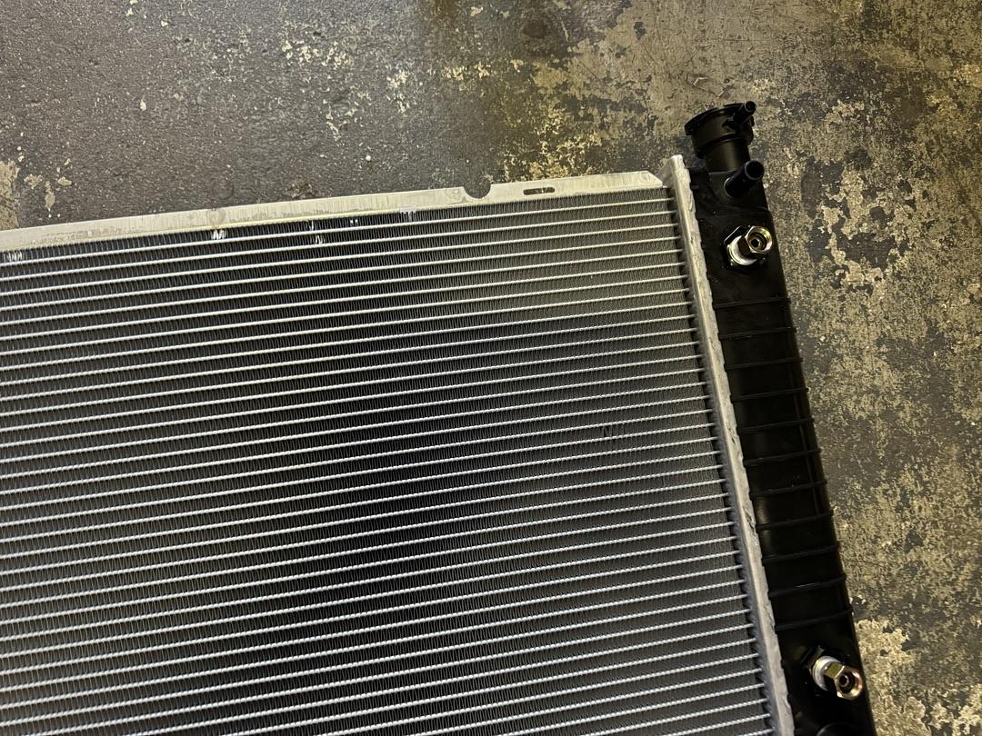 1-ROW OE STYLE BOLT-ON ALUMINUM CORE RADIATOR COMPATIBLE WITH 94-99 C/K1500 2500 3500  OEM-RA-1693