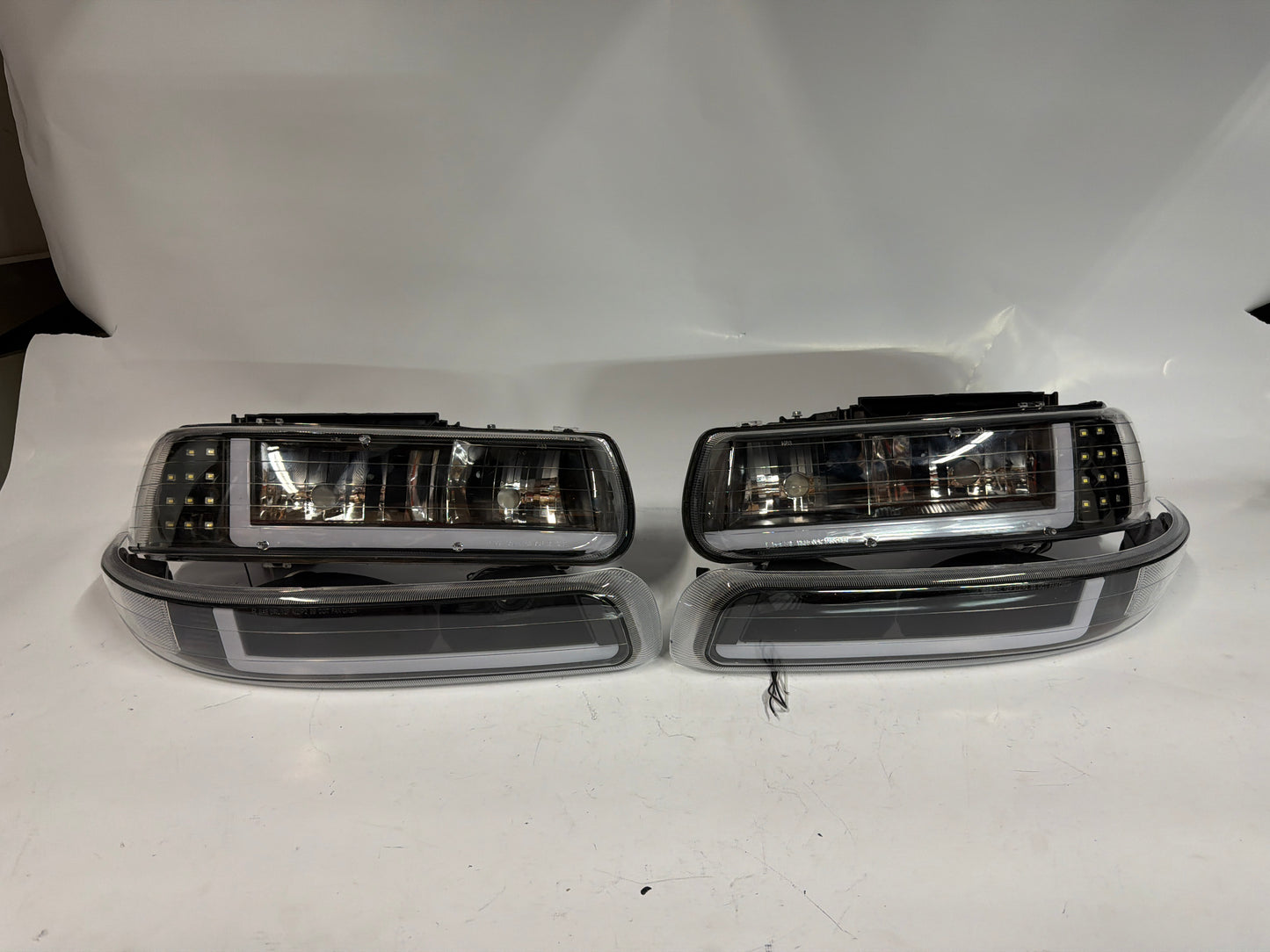 AS IS 99-02 CHEVY SILVERADO HEADLIGHTS 00-06 CHEVY TAHOE BLACK HOUSING LED TOP LEFT HAS A BROKEN TAB