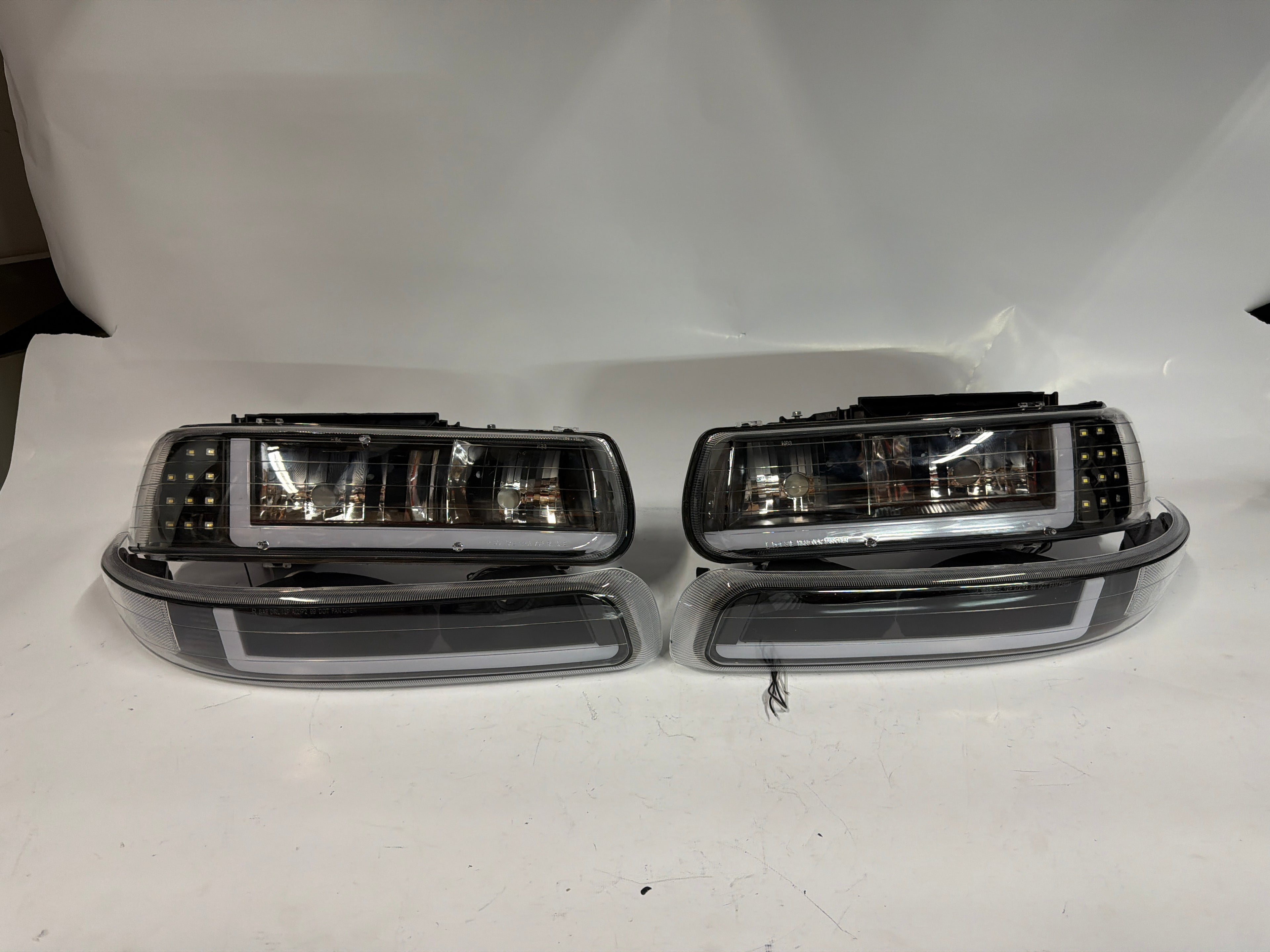 AS IS 99-02 CHEVY SILVERADO HEADLIGHTS 00-06 CHEVY TAHOE BLACK HOUSING LED TOP LEFT HAS A BROKEN TAB