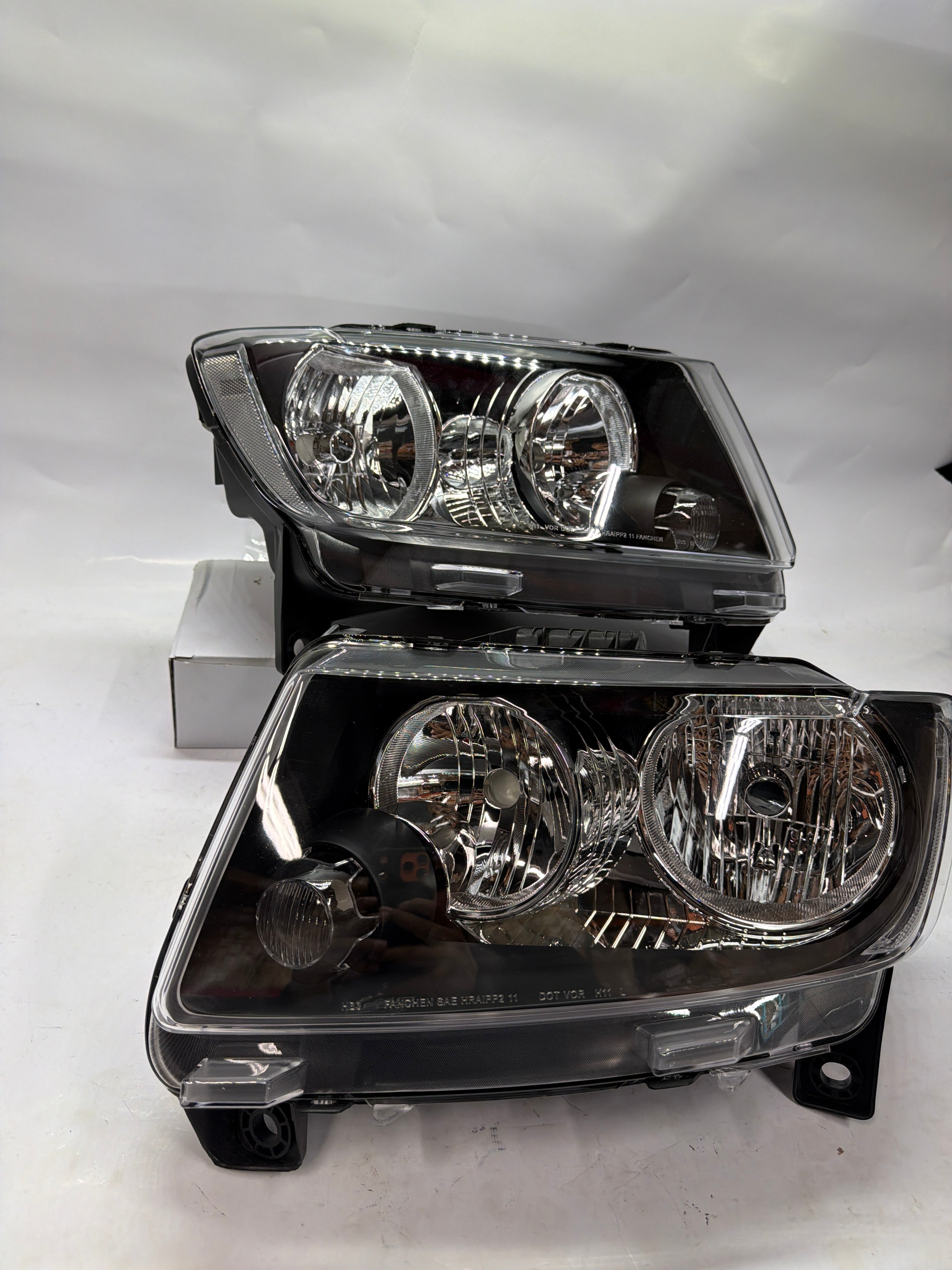 11-13 JEEP GRAND CHEROKEE BLACK HOUSING WITH CLEAR CORNER HEADLIGHTS