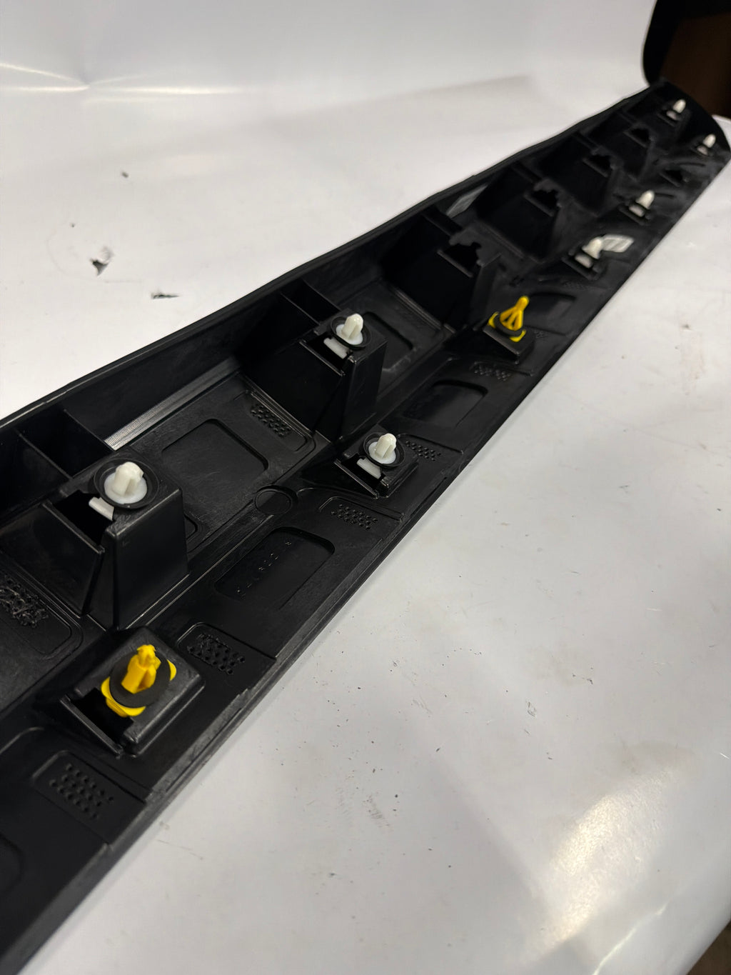 85617328 New Left Front Lower Door Trim Molding Black for Cadillac XT5 2017-2025