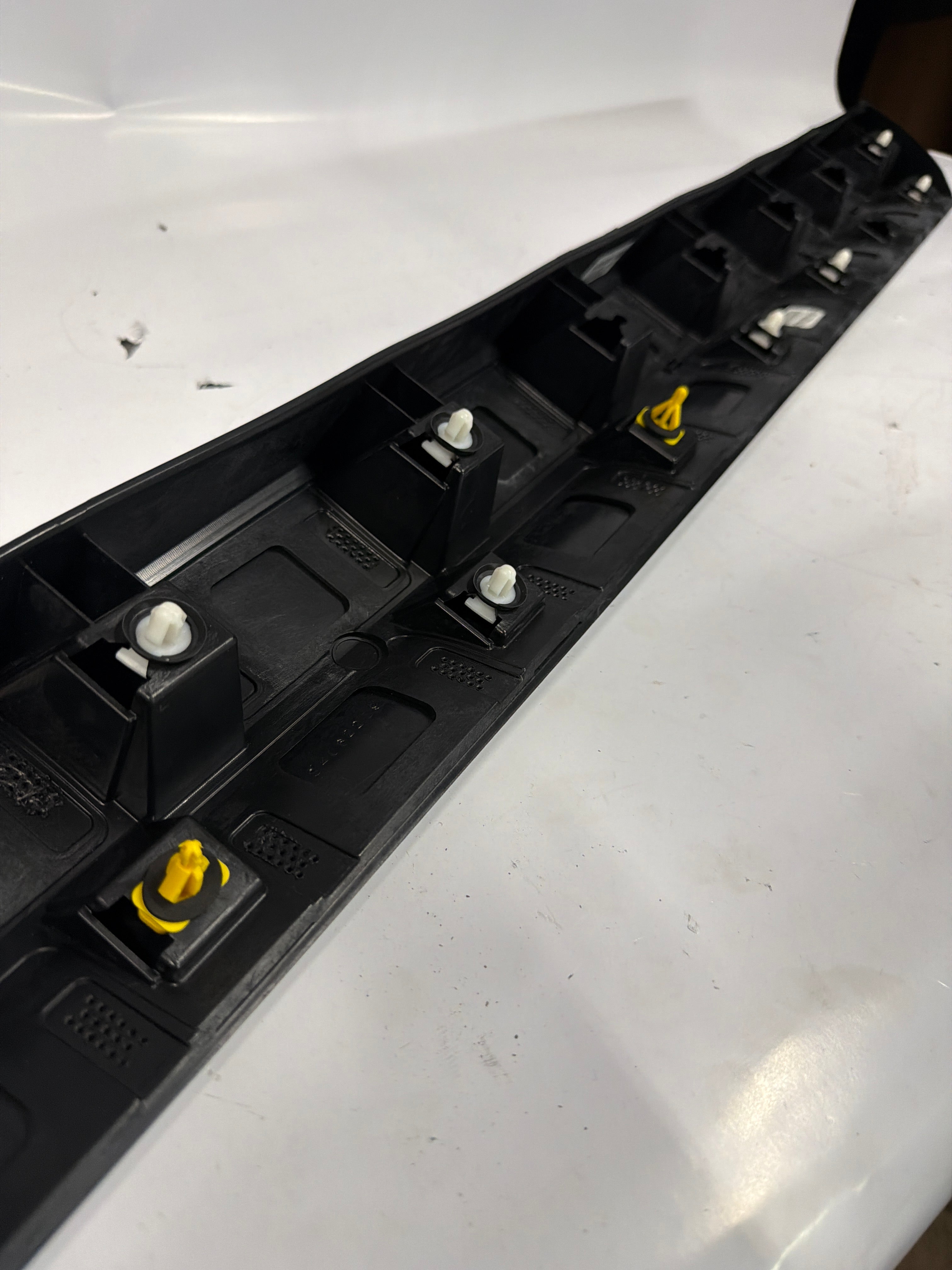 85617328 New Left Front Lower Door Trim Molding Black for Cadillac XT5 2017-2025