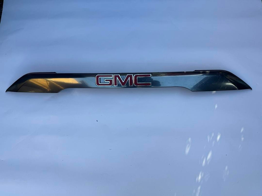84173554 | 2017-2019 GMC Acadia Applique Assembly, Rear Clsr Ctr *Nightrider Cm