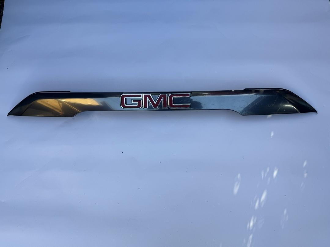 84173554 | 2017-2019 GMC Acadia Applique Assembly, Rear Clsr Ctr *Nightrider Cm
