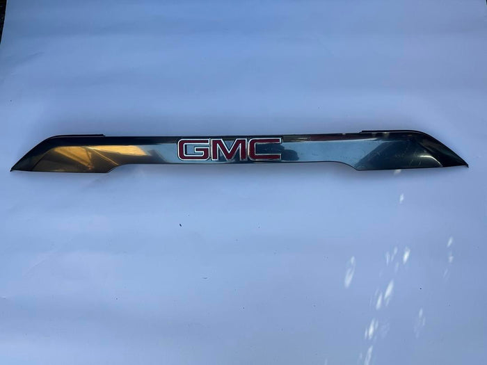 84173554 | 2017-2019 GMC Acadia Applique Assembly, Rear Clsr Ctr *Nightrider Cm