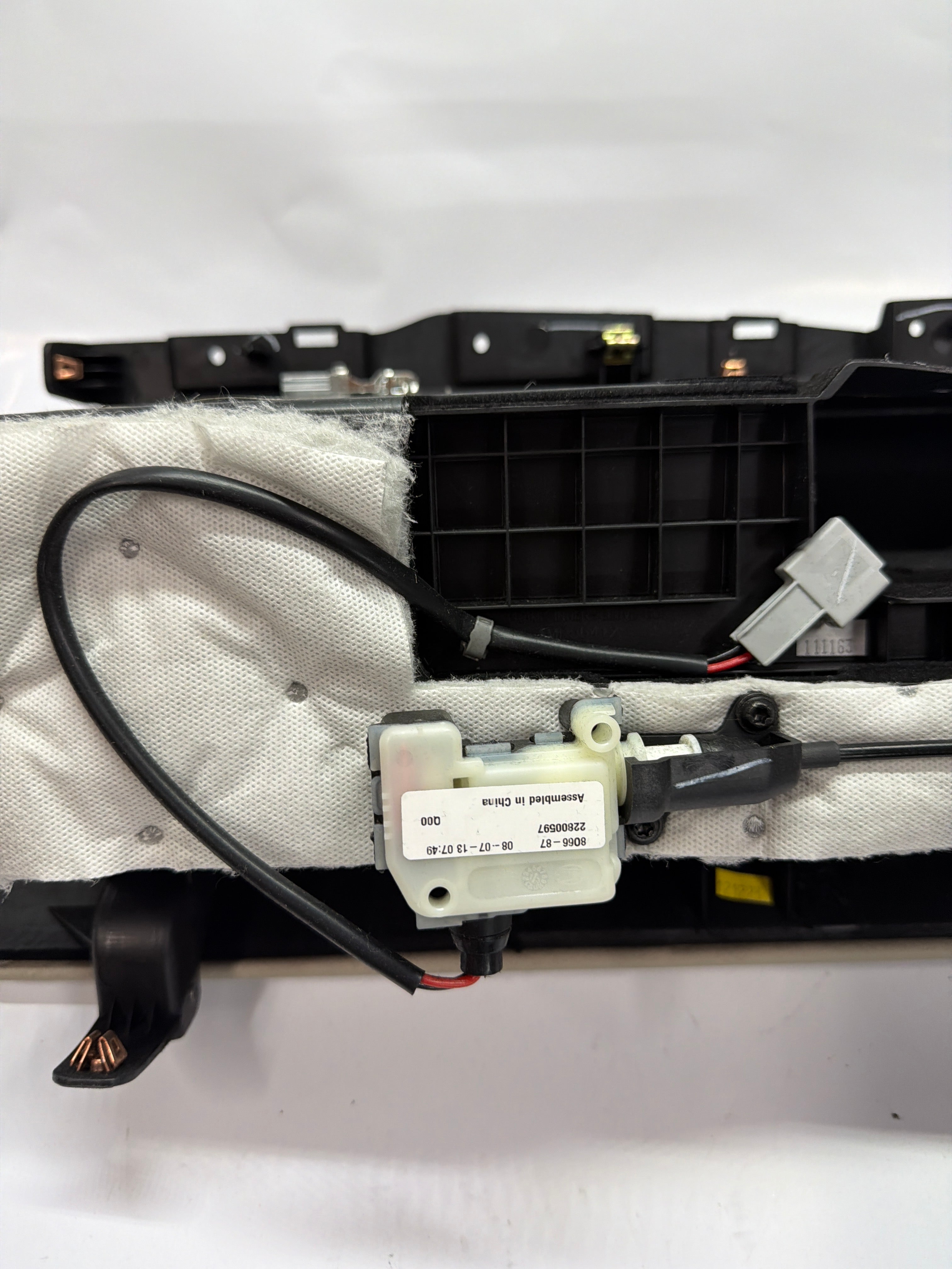 23158641 Shale Instrument Panel Compartment - GM GLOVE BOX 13-19 CADILLAC XTS