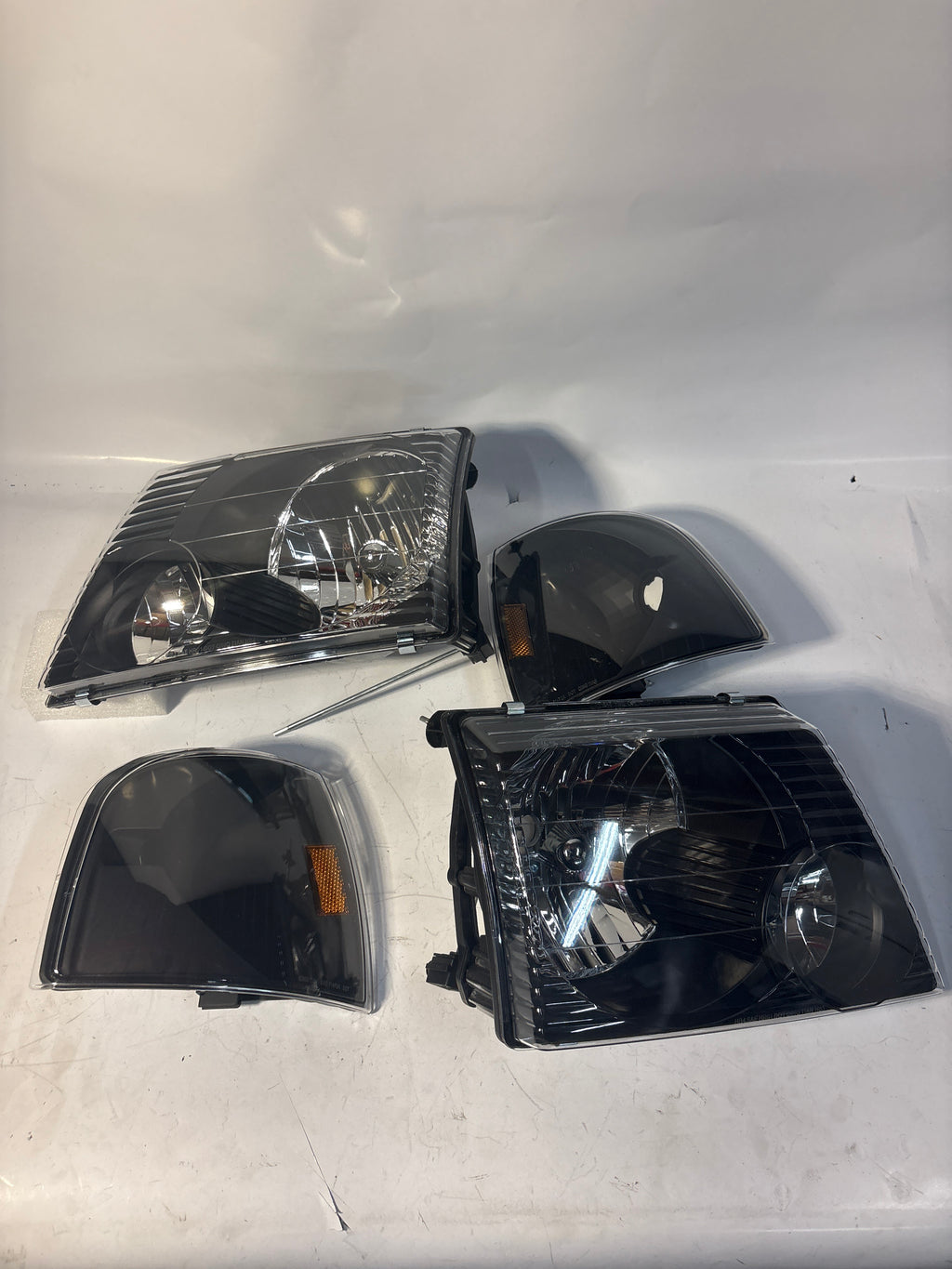 01-03 Ford Explorer / 01-05 Ford Explorer Sport Trac Black Amber Headlights