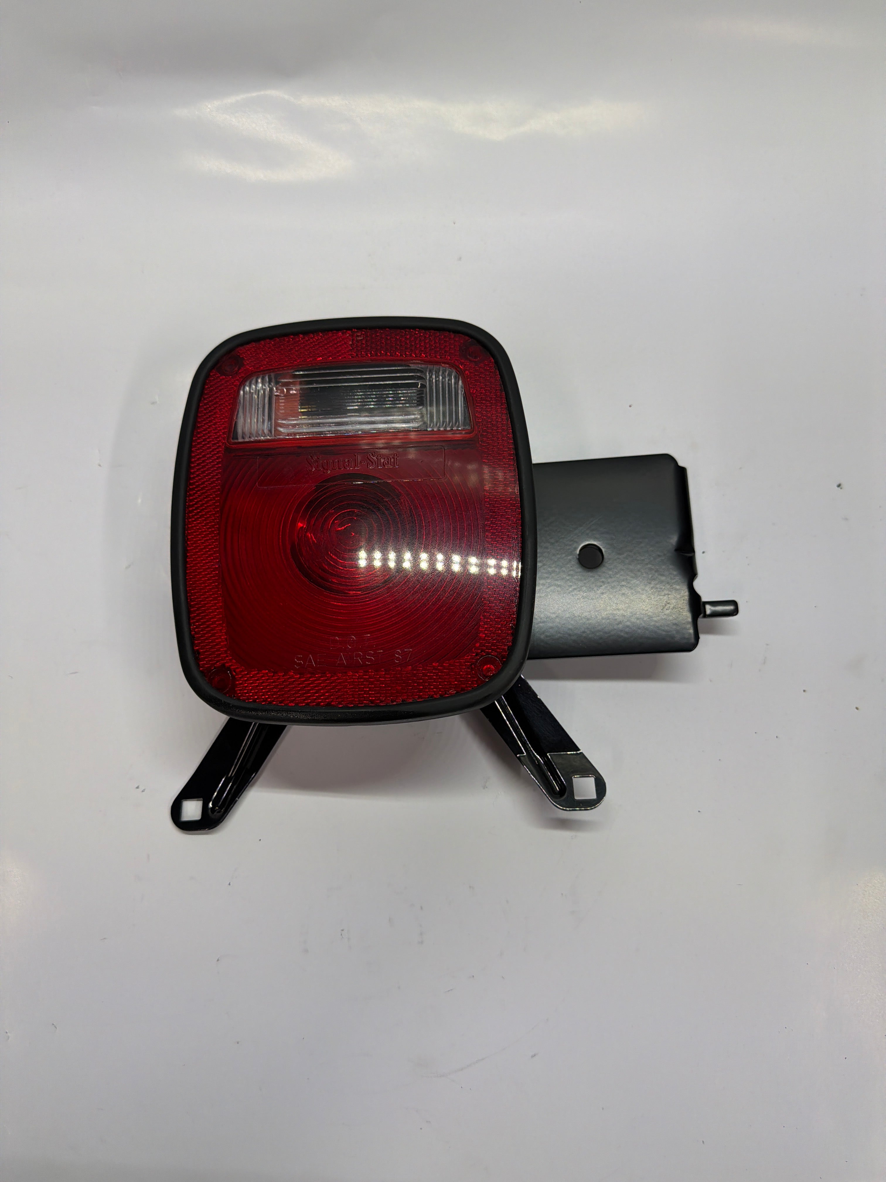 15148689 DRIVER SIDE REAR TAIL LIGHT ASM GM 2005-07