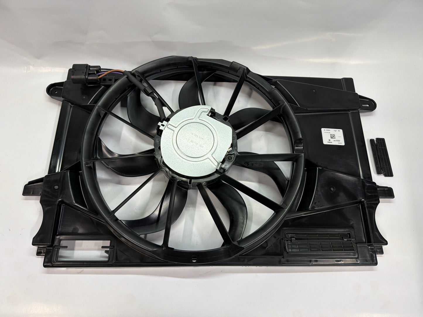 39013323 GM Engine Cooling Fan Assembly W/ Shroud For 2017-2019 Chevy Cruze