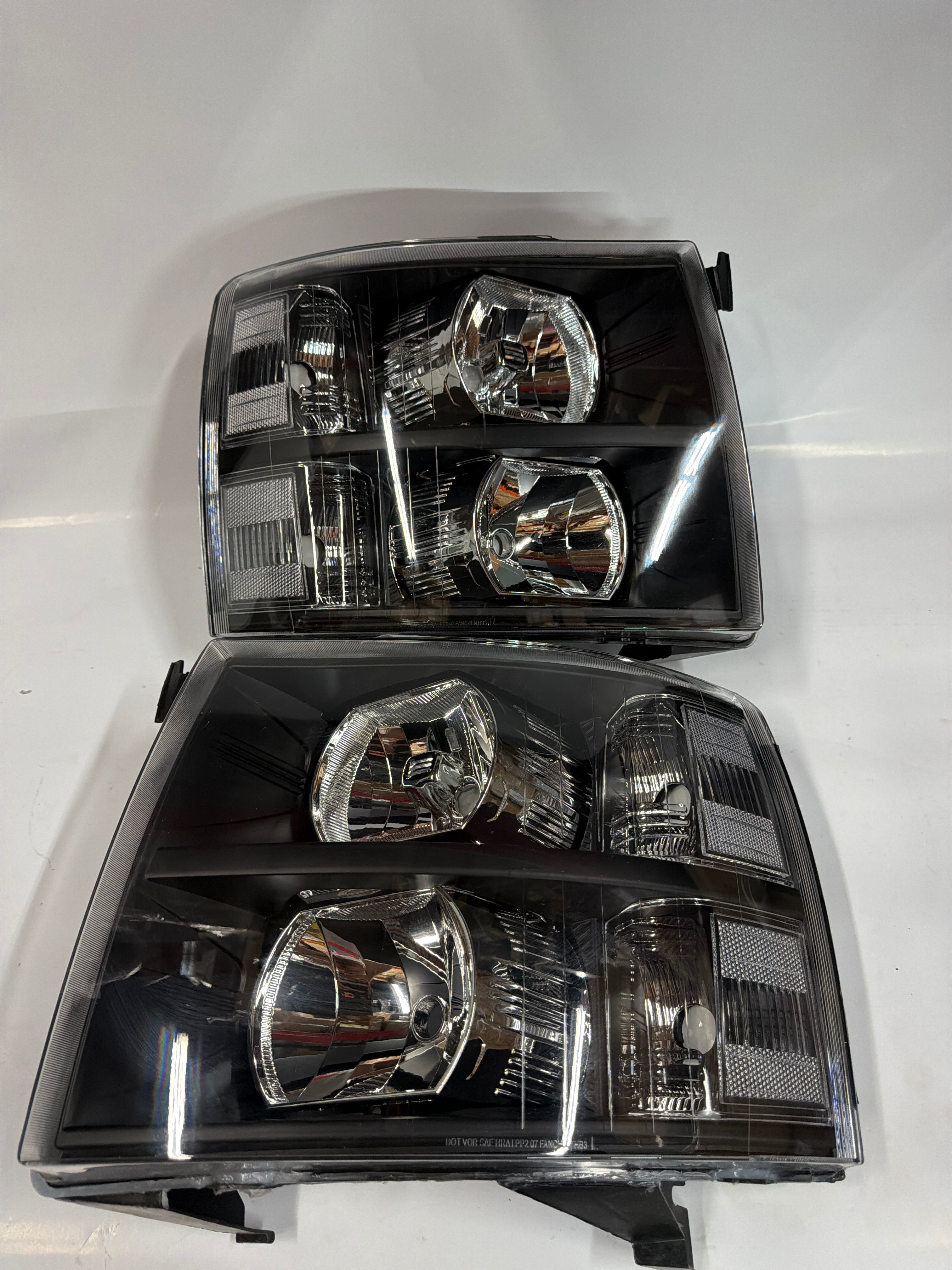 NEW !! 07-13 CHEVY SILVERADO BLACK HOUSING AND CLEAR