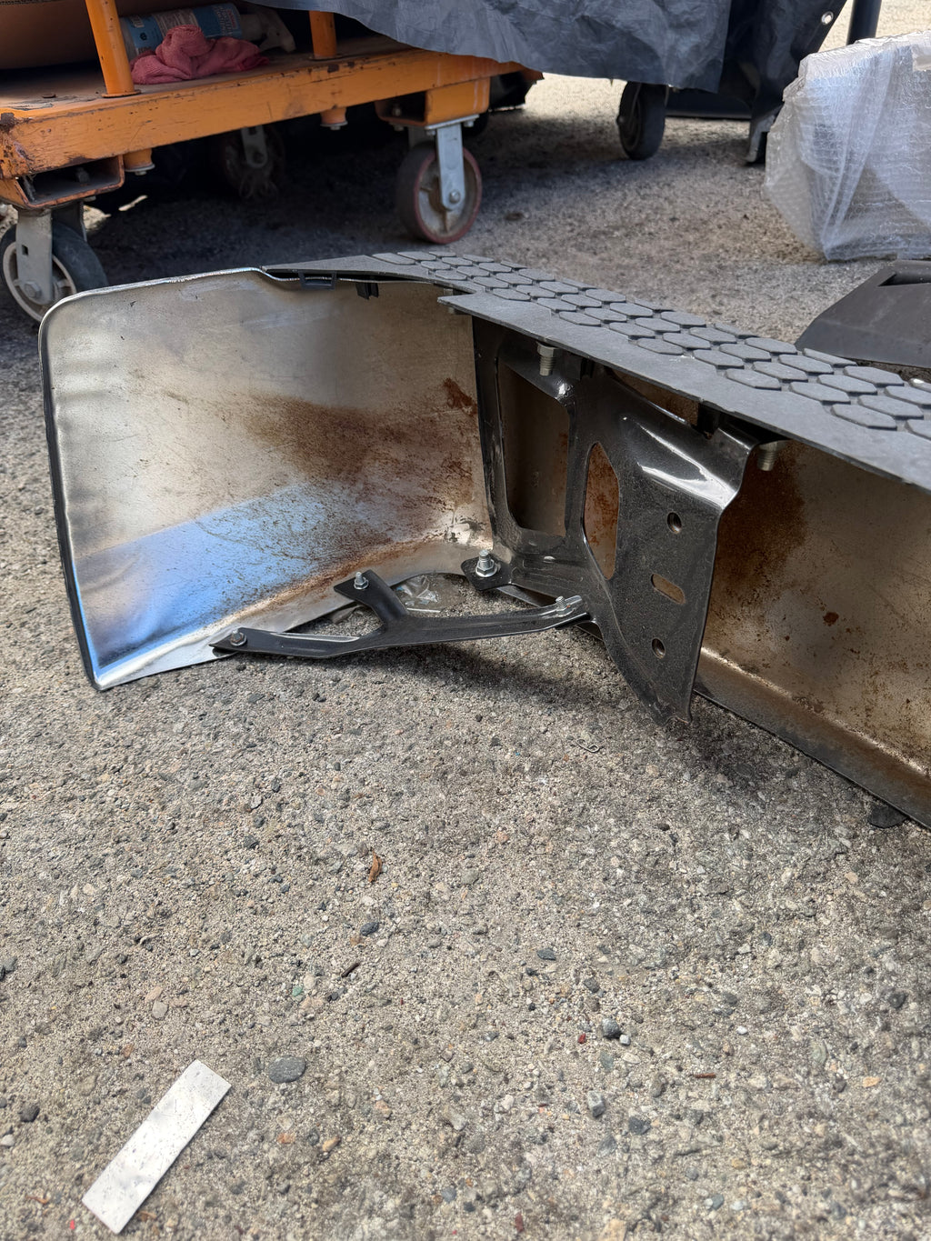09-18 DODGE RAM 1500 CHROME REAR BUMPER NO SENSOR HOLES AS IS