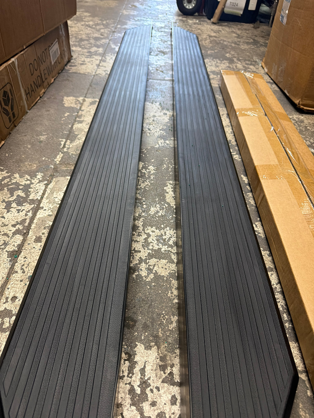15-25 FORD F-150 / 17-25 SUPER DUTY CREW CAB BLACK 6 INCHES POINTY RUNNING BOARDS
