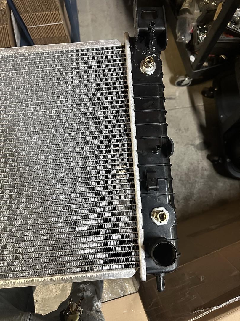 28'' RADIATOR COMPATIBLE WITH 99-07 ESCALADE/SILVERADO/SIERRA 1500 2500 / SUBURBAN/YUKON, OE STYLE ALUMINUM CORE DIRECT FIT RADIATOR, 1-5/16" INLET / 1-9/16" OUTLET OEM-RA-2334
