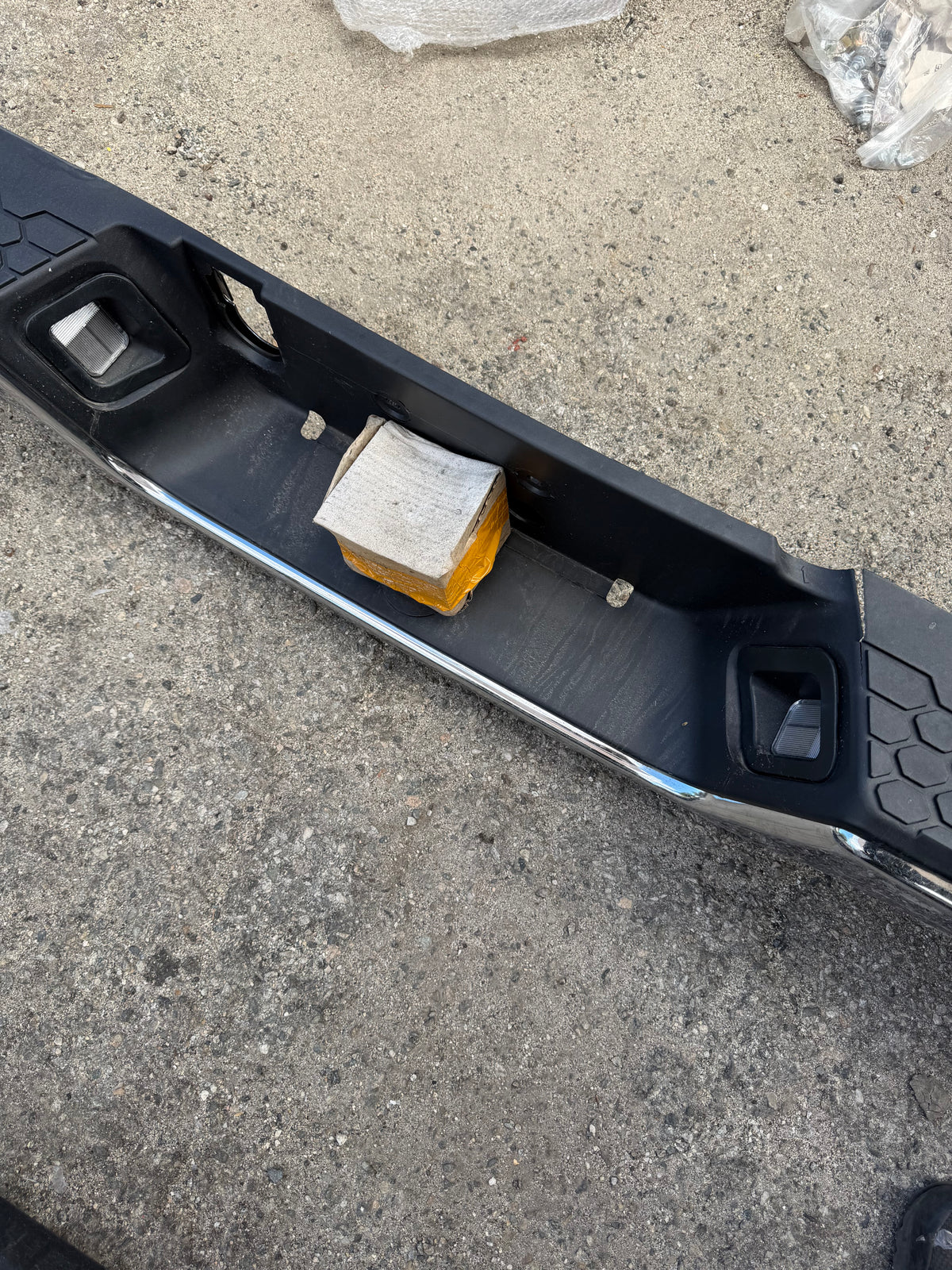 09-18 DODGE RAM 1500 CHROME REAR BUMPER NO SENSOR HOLES AS IS