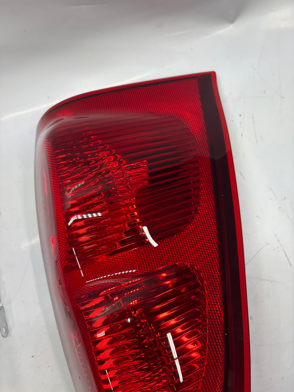 OEM-TL-091-R Factory Style Right Side Taillight Assembly 02-06 Chevy Avalanche 1500 2500