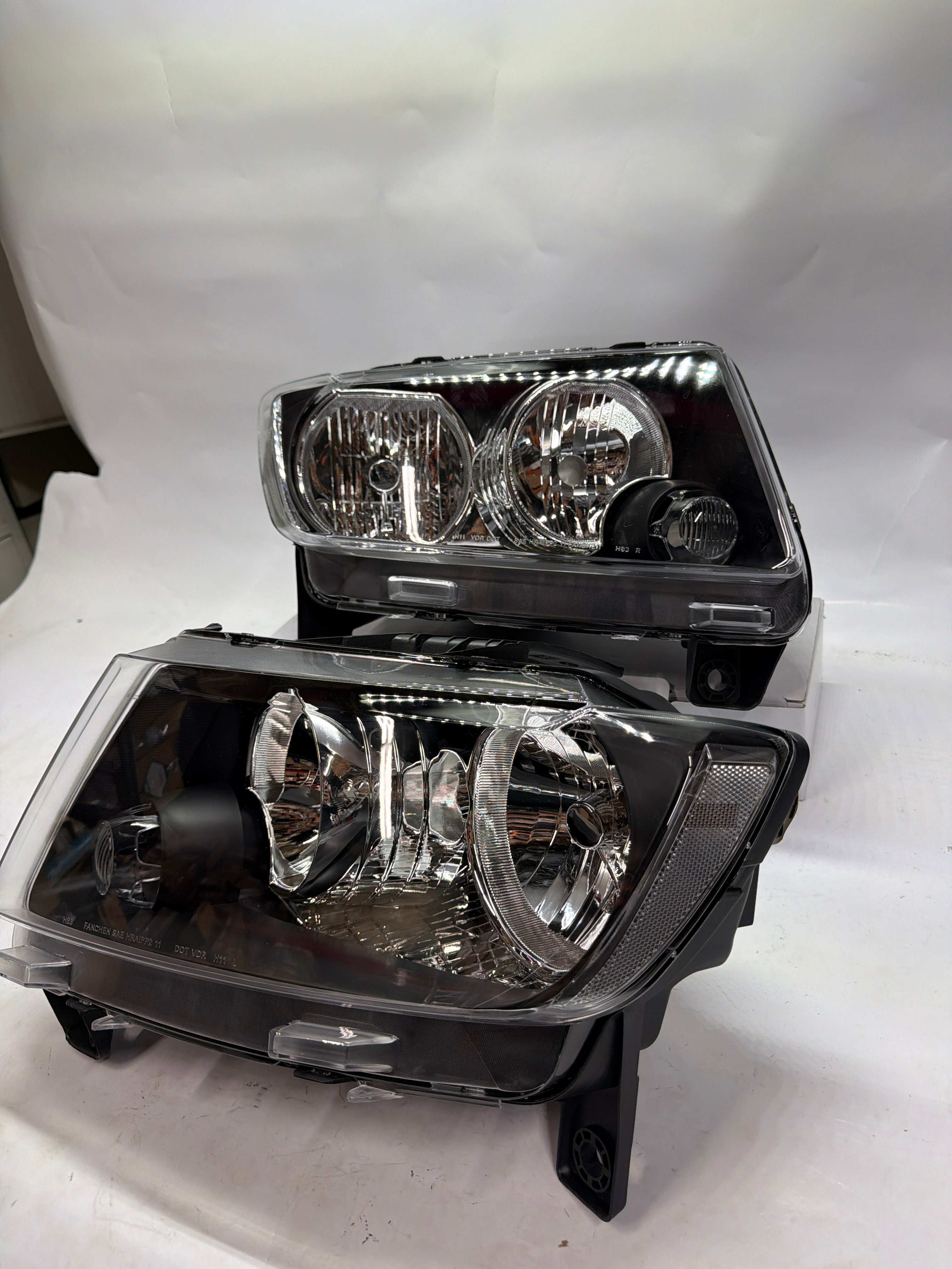 11-13 JEEP GRAND CHEROKEE BLACK HOUSING WITH CLEAR CORNER HEADLIGHTS