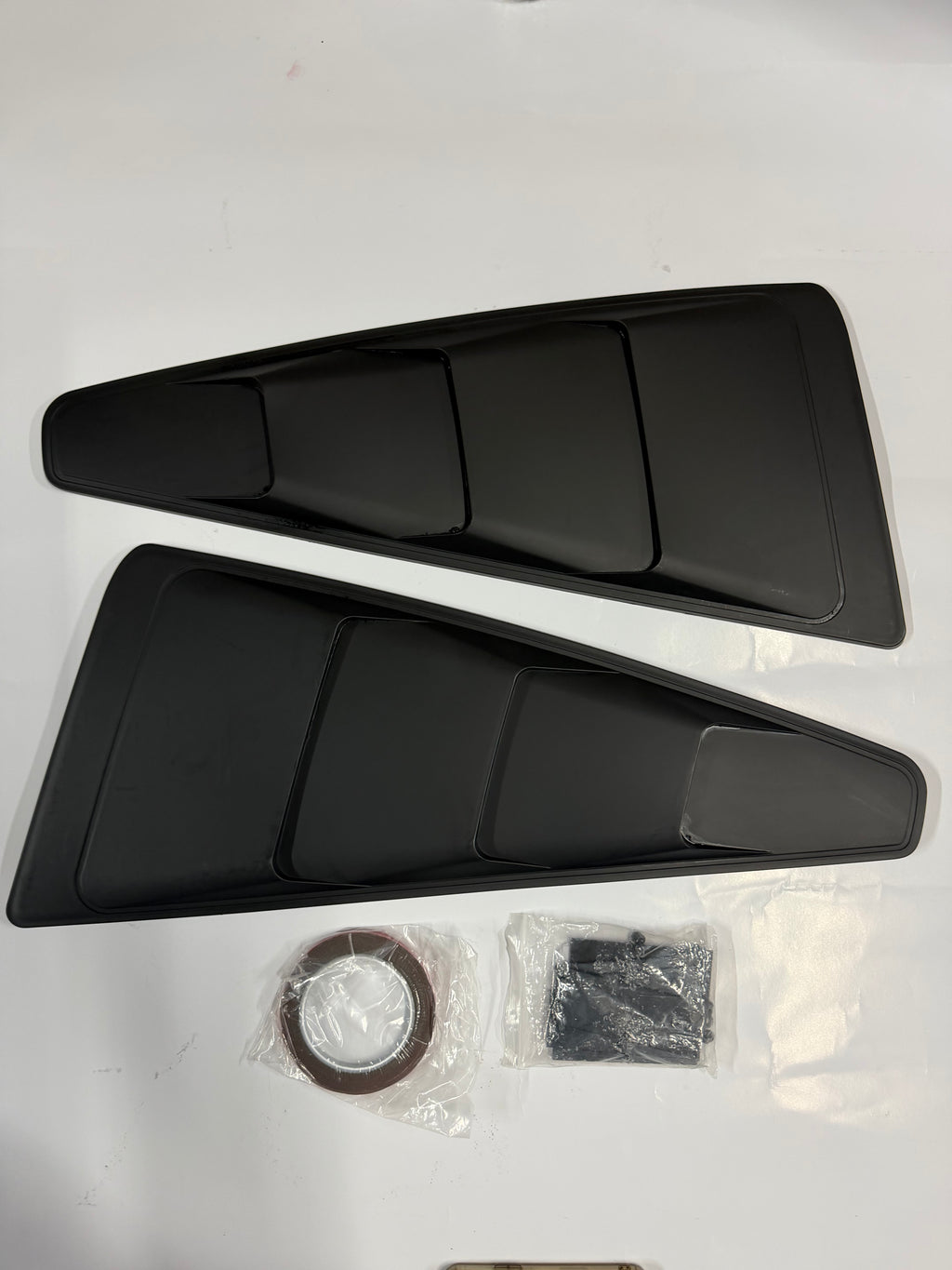 05-14 FORD MUSTANG COUPE) QUARTER SIDE WINDOW LOUVERBLACK