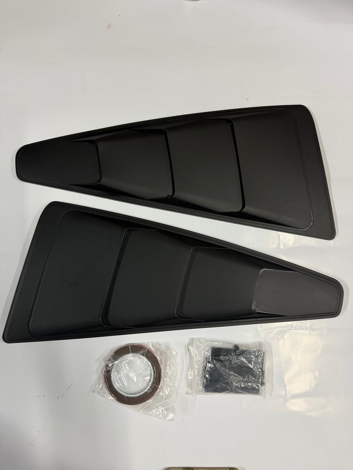 05-14 FORD MUSTANG COUPE) QUARTER SIDE WINDOW LOUVERBLACK