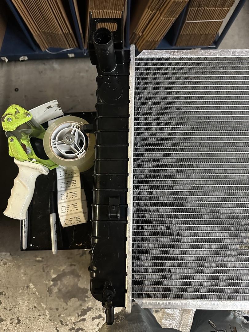 28'' RADIATOR COMPATIBLE WITH 99-07 ESCALADE/SILVERADO/SIERRA 1500 2500 / SUBURBAN/YUKON, OE STYLE ALUMINUM CORE DIRECT FIT RADIATOR, 1-5/16" INLET / 1-9/16" OUTLET OEM-RA-2334