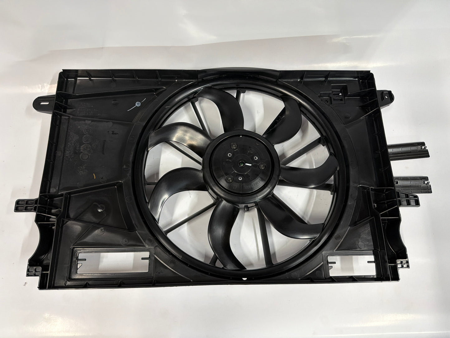39013323 GM Engine Cooling Fan Assembly W/ Shroud For 2017-2019 Chevy Cruze