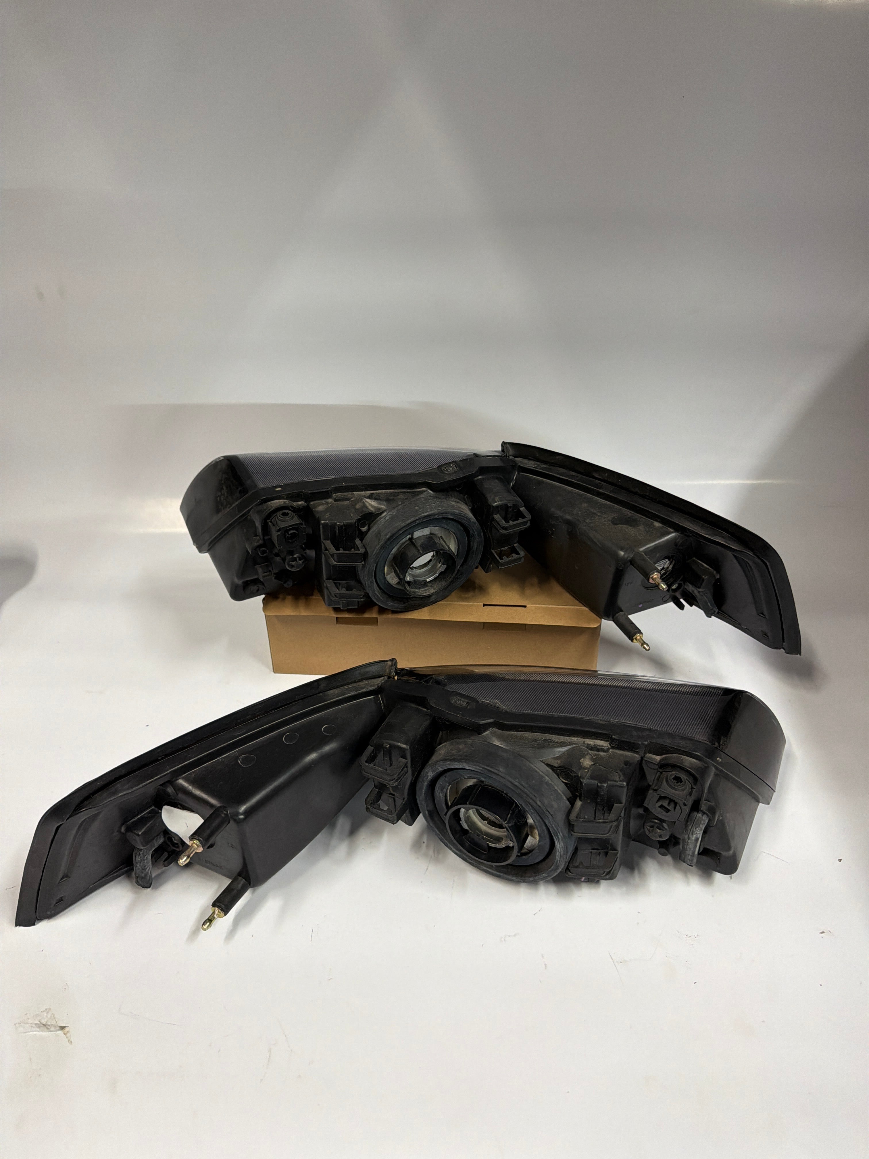 AS IS 99-04 FORD MUSTANG BLACK HOUSING AND CLEAR WITH CLEAR HEADLIGHTS