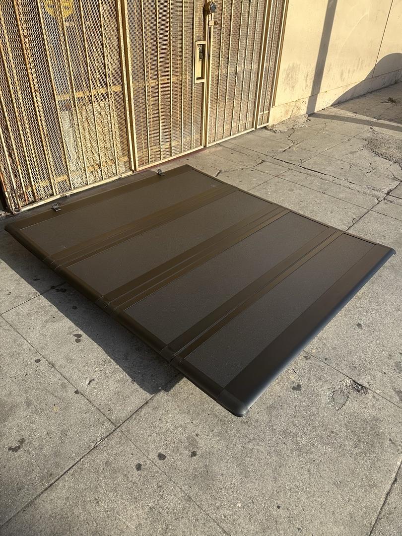 FLUSH-HARD-031 HARD FLUSH TRIFOLD BE COVER 5.8FT CHEVROLET GMC SILVERADO SIERRA