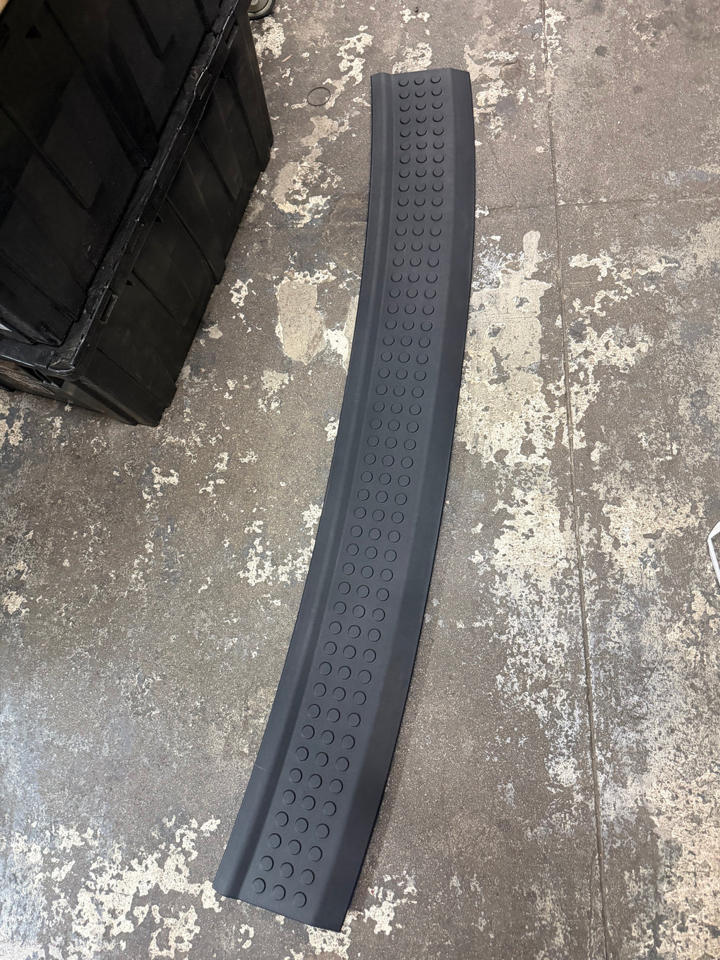 Black Rear Bumper Step Pad – 2007–2009 Dodge Durango / Chrysler Aspen