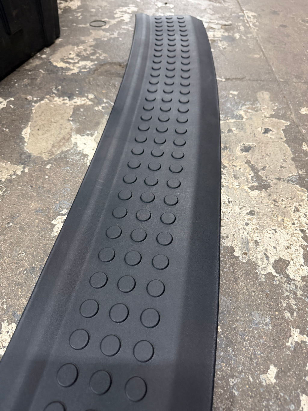 Black Rear Bumper Step Pad – 2007–2009 Dodge Durango / Chrysler Aspen