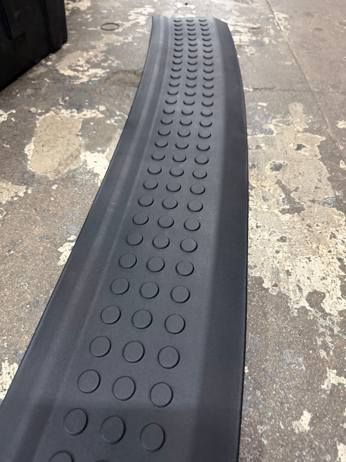 Black Rear Bumper Step Pad – 2007–2009 Dodge Durango / Chrysler Aspen