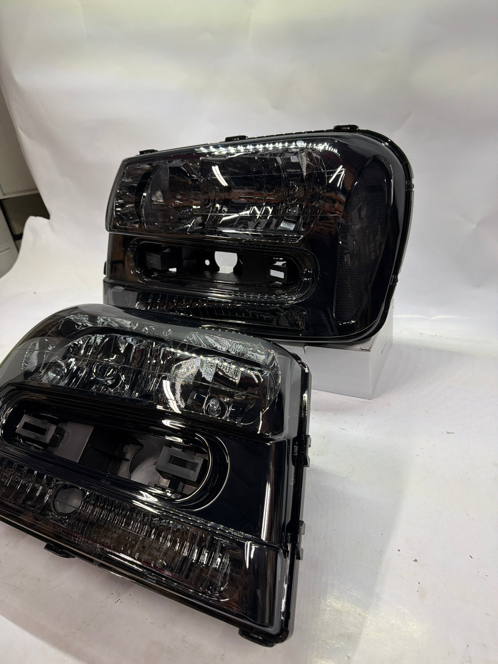 02-09 CHEVY TRAILBLAZER HEADLIGHT ASSEMBLY DRIVER AND PASSENGER SIDE SMOKED CLEAR