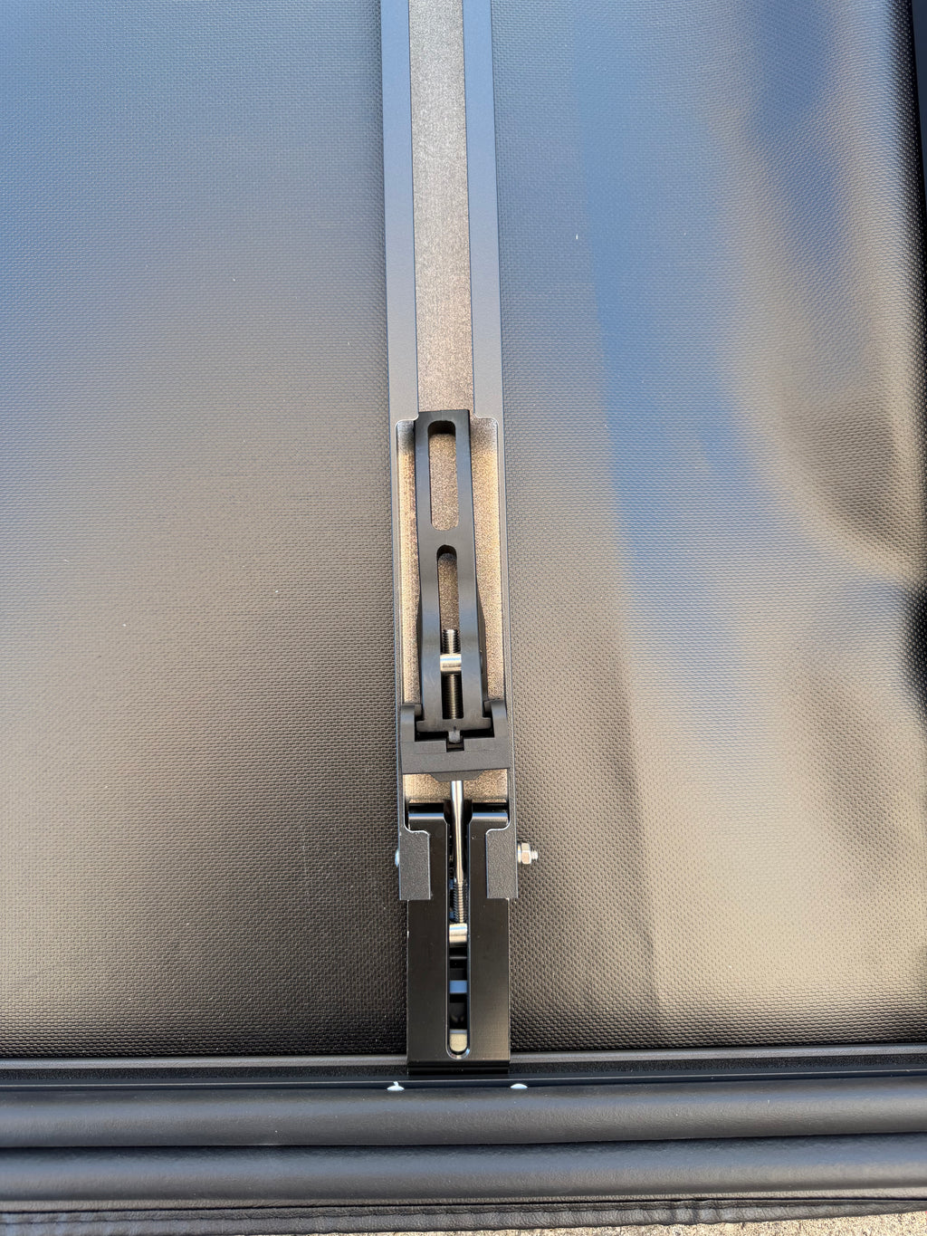 05-23 NISSAN FRONTIER 6FT SOFT BED TONNEAU COVER TRIFOLD