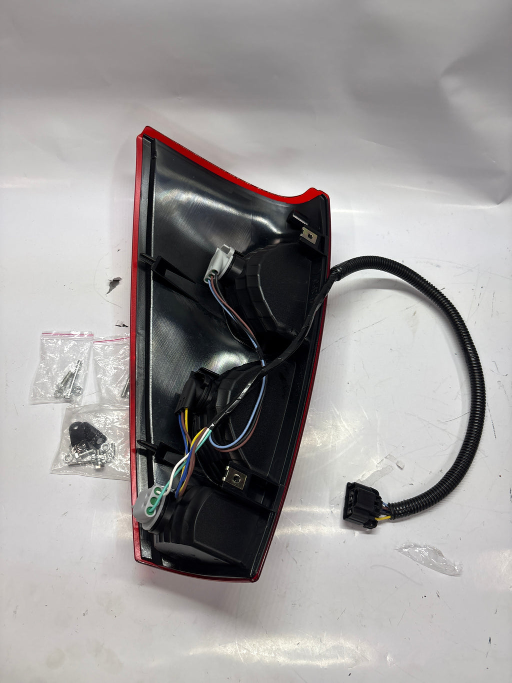 OEM-TL-091-R Factory Style Right Side Taillight Assembly 02-06 Chevy Avalanche 1500 2500