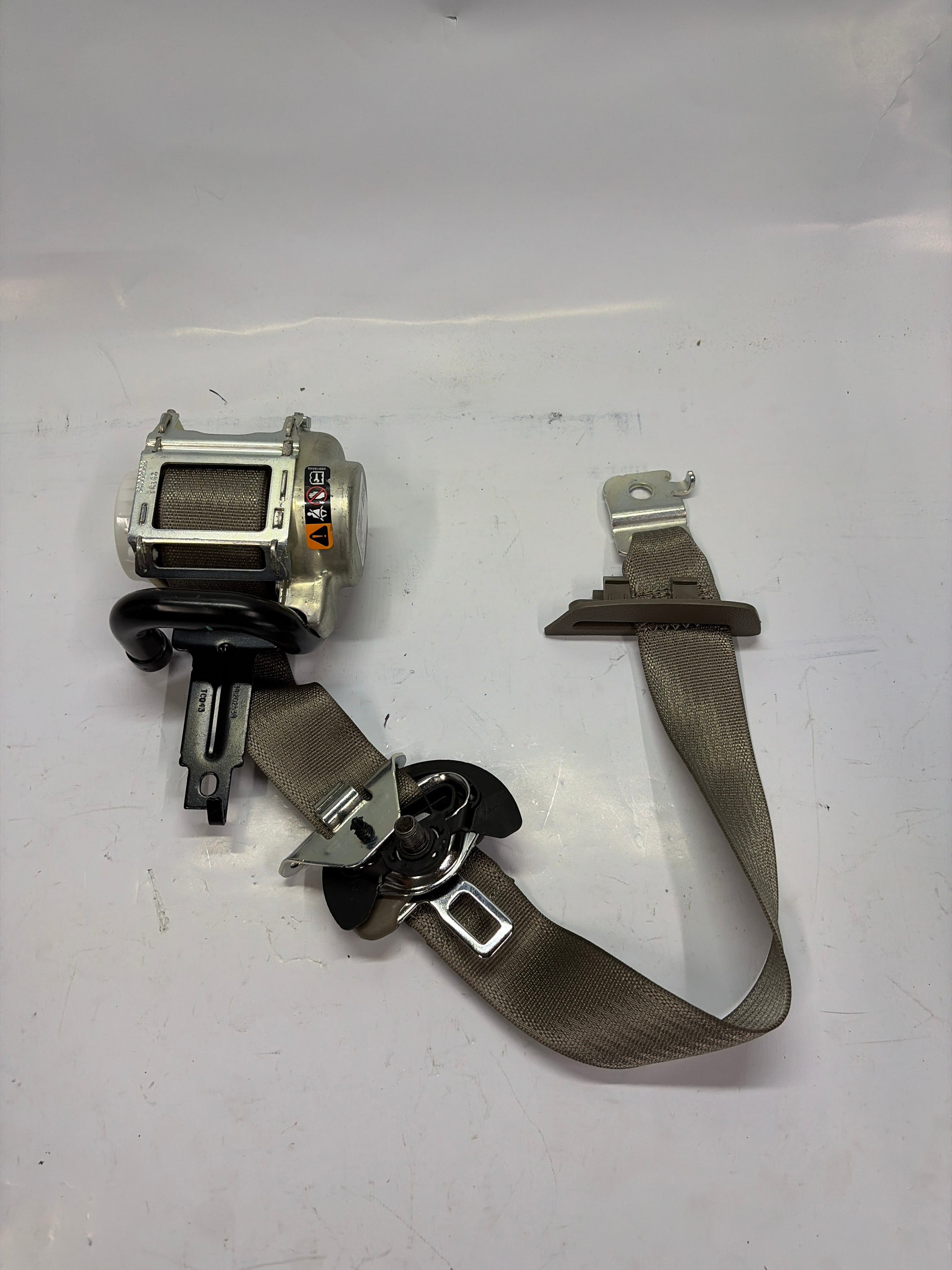 19351657 2015-2016 Chevrolet Silverado 1500 Right Passenger Seat Belt OEM A1