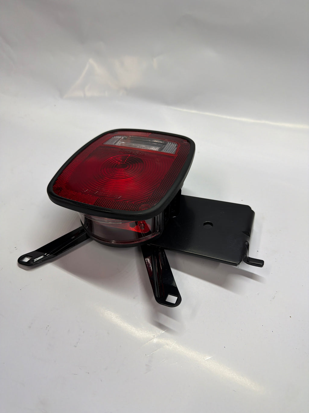 15148689 DRIVER SIDE REAR TAIL LIGHT ASM GM 2005-07
