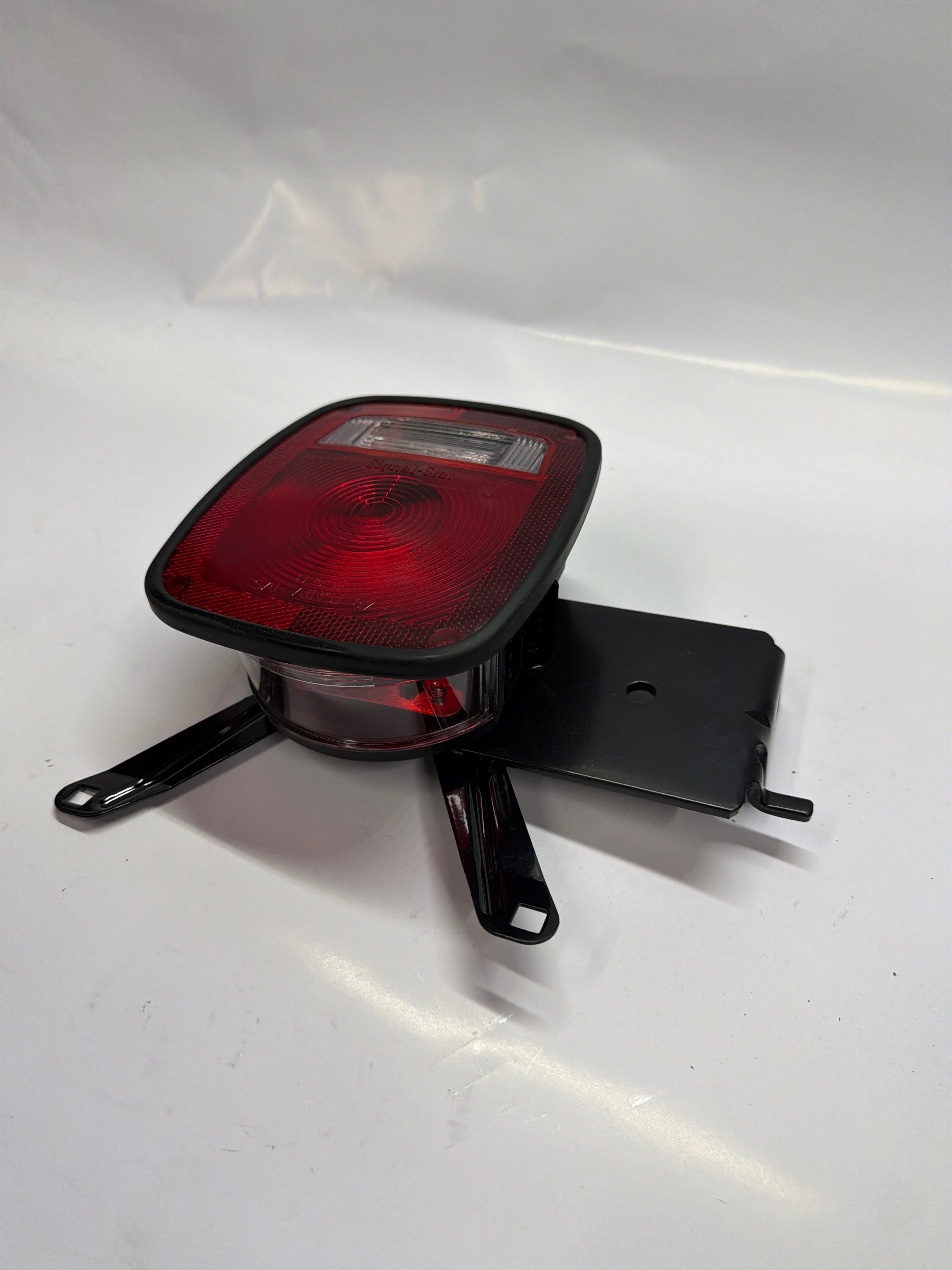 15148689 DRIVER SIDE REAR TAIL LIGHT ASM GM 2005-07