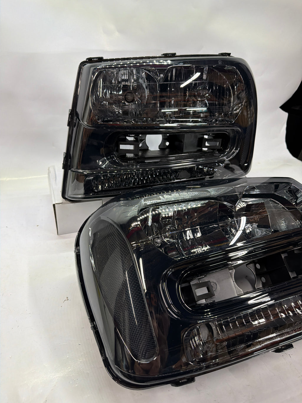 02-09 CHEVY TRAILBLAZER HEADLIGHT ASSEMBLY DRIVER AND PASSENGER SIDE SMOKED CLEAR