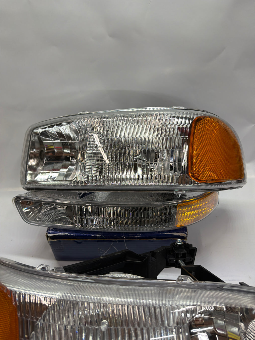 99-06 GMC SIERRA CHROME HOUSING WITH AMBER REFLECTOR HEADLIGHTS OE STYLE