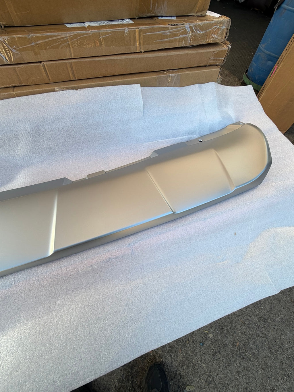 BM04235MA BMW X7 silver front lower valance - front right detail