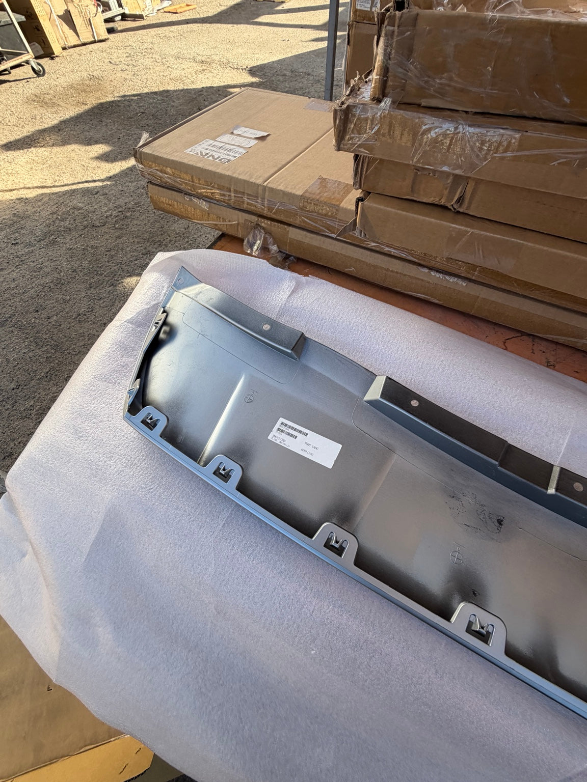 BM04235MA BMW X7 silver front lower valance - rear manufacturer label detail