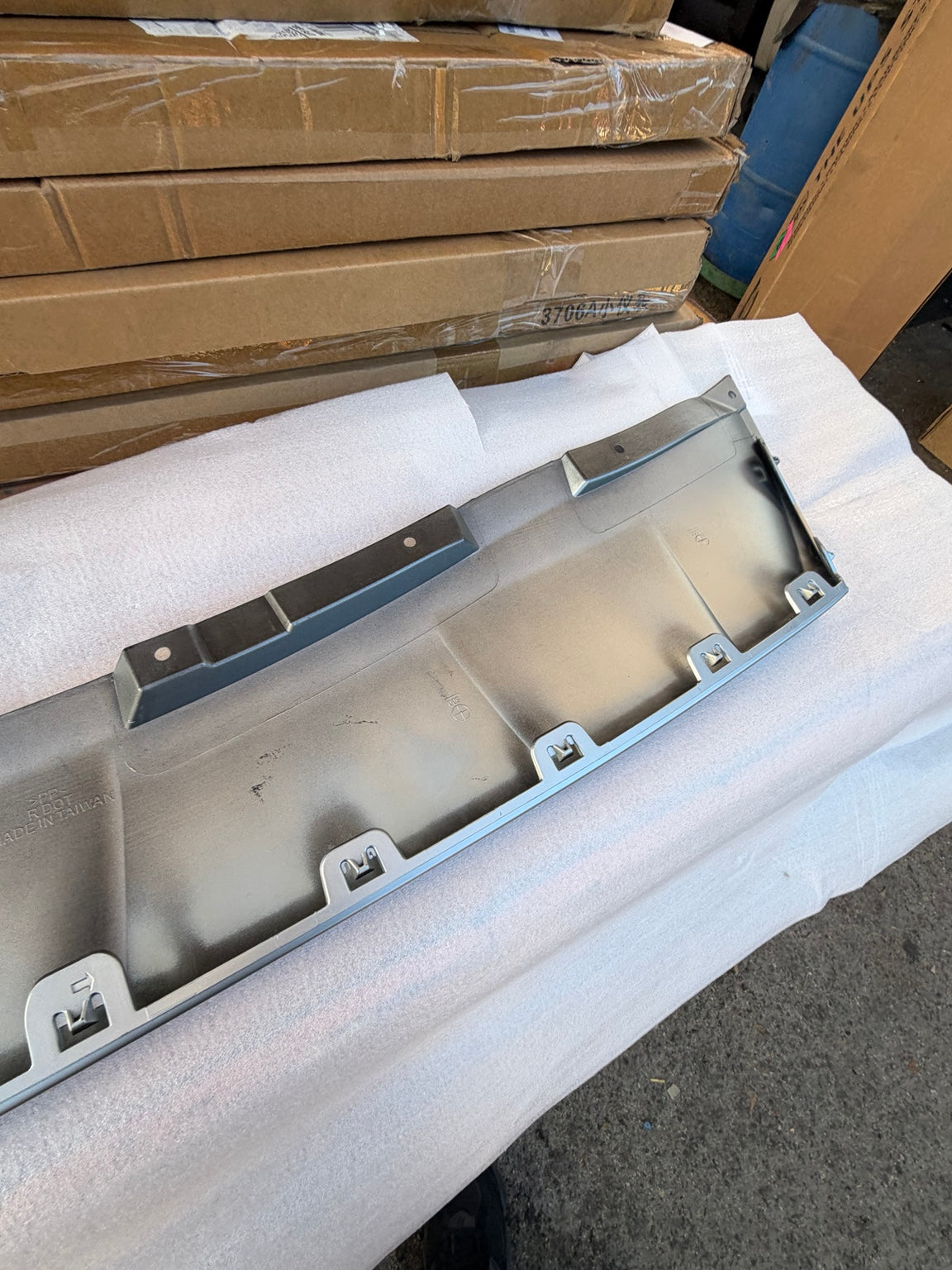 BM04235MA BMW X7 silver front lower valance - rear mounting detail