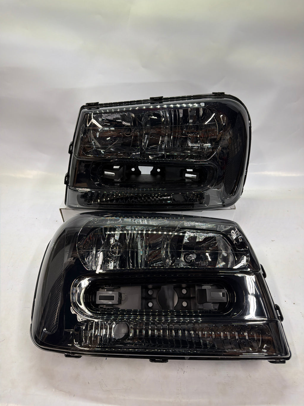 02-09 CHEVY TRAILBLAZER HEADLIGHT ASSEMBLY DRIVER AND PASSENGER SIDE SMOKED CLEAR