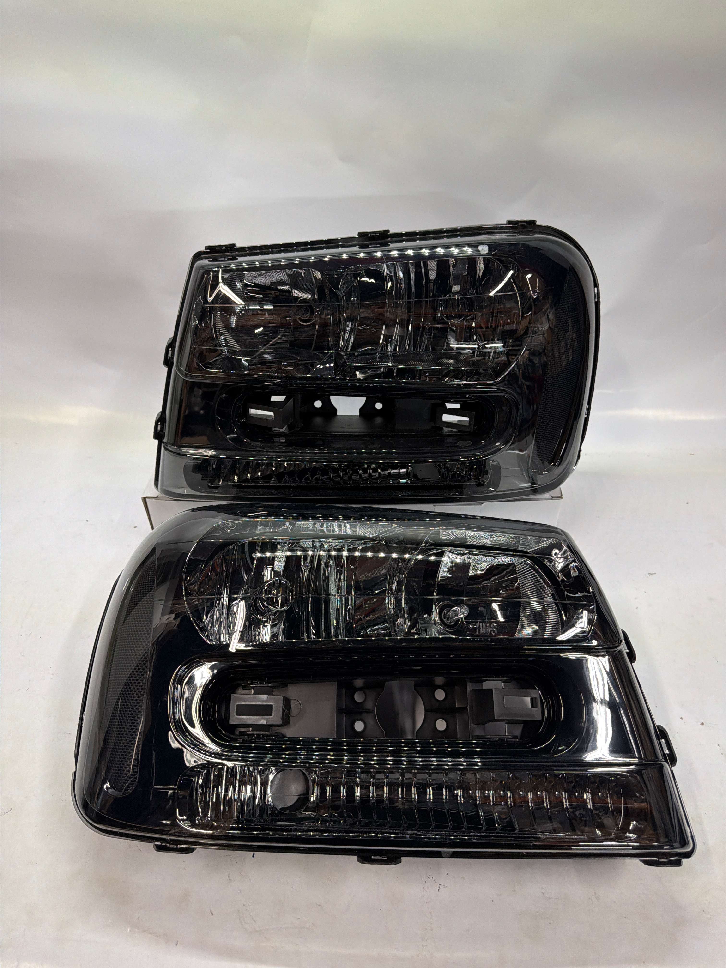 02-09 CHEVY TRAILBLAZER HEADLIGHT ASSEMBLY DRIVER AND PASSENGER SIDE SMOKED CLEAR