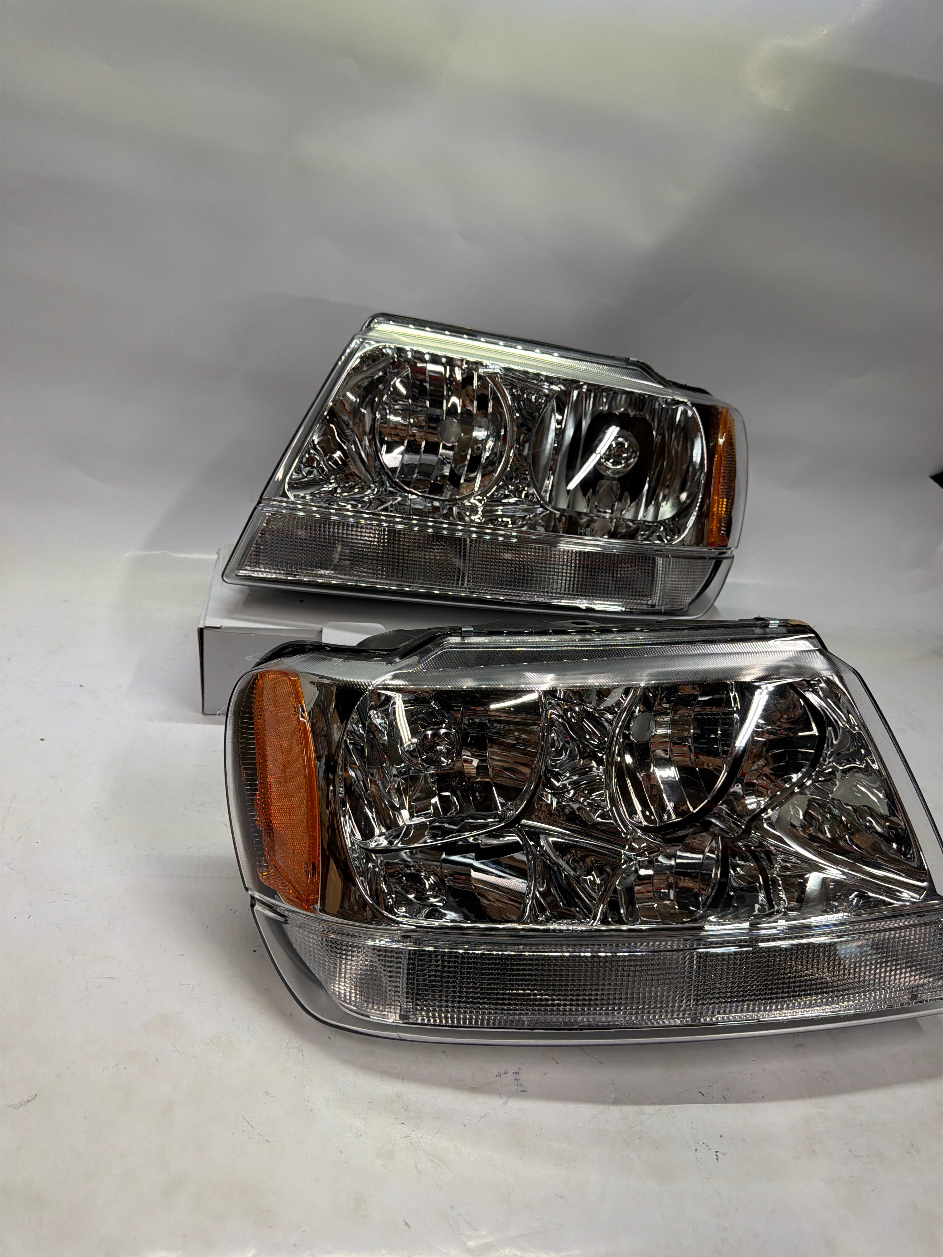 99-04 JEEP GRAND CHEROKEE CHROME HOUSING AMBER CORNER HEADLIGHTS