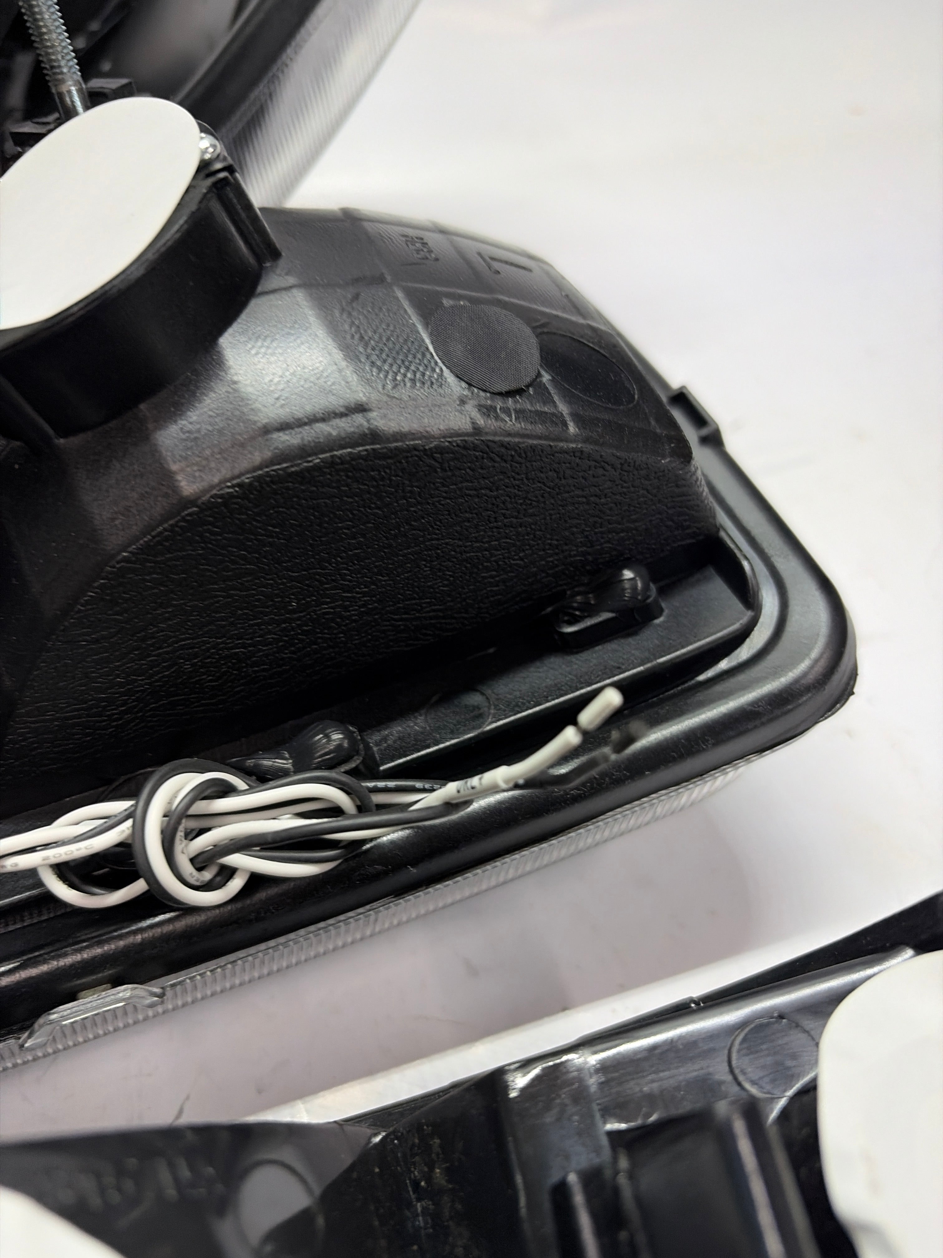 99-06 GMC SIERRA YUKON BLACK HOUSING WITH CLEAR LED