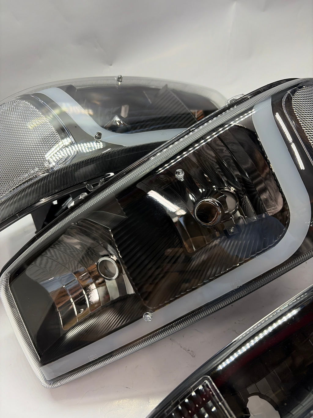 99-06 GMC SIERRA YUKON BLACK HOUSING WITH CLEAR LED