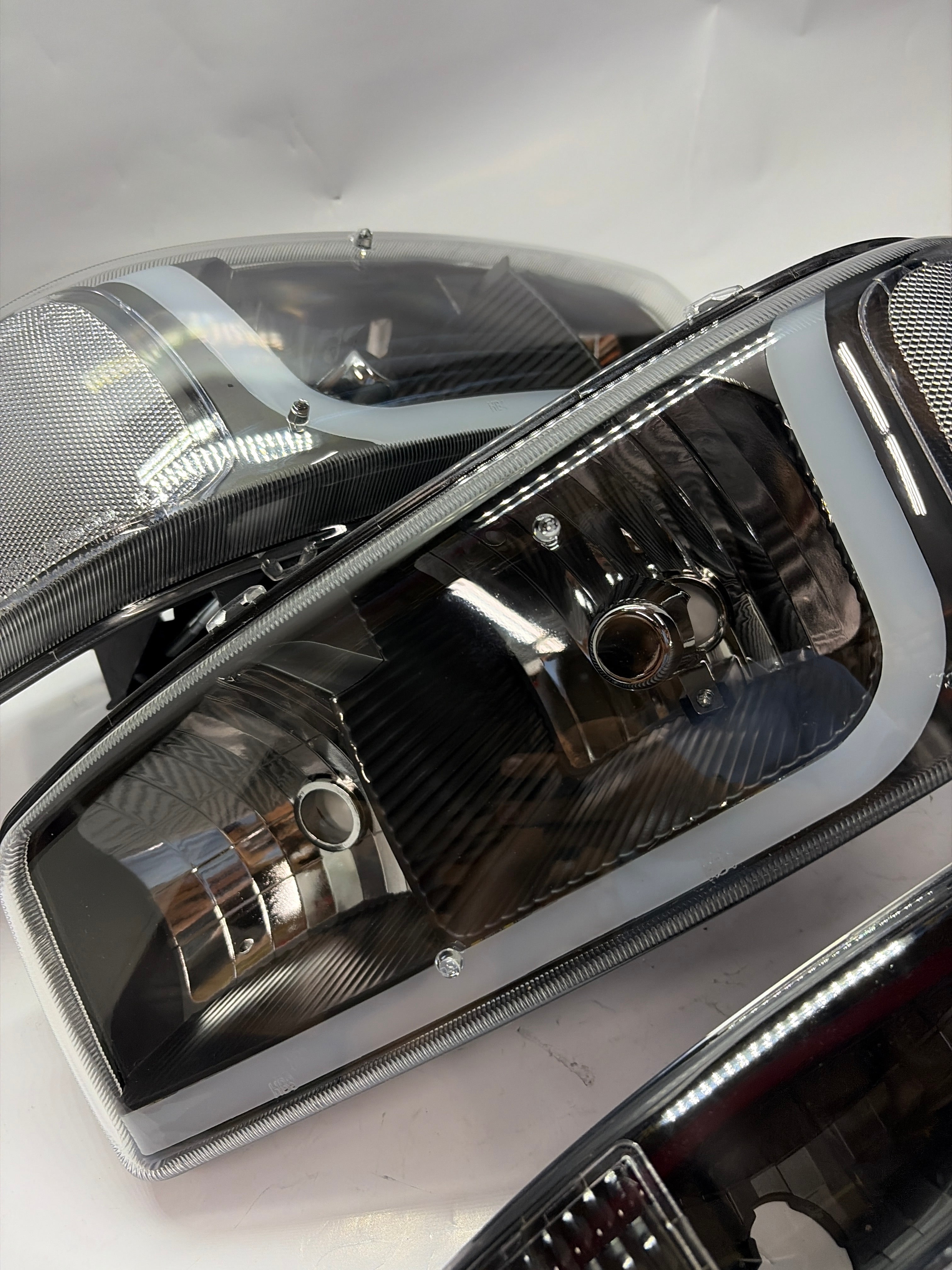 99-06 GMC SIERRA YUKON BLACK HOUSING WITH CLEAR LED