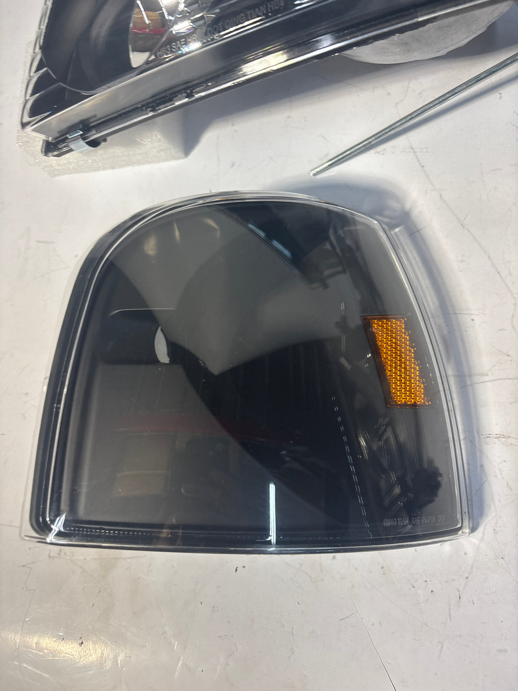 01-03 Ford Explorer / 01-05 Ford Explorer Sport Trac Black Amber Headlights