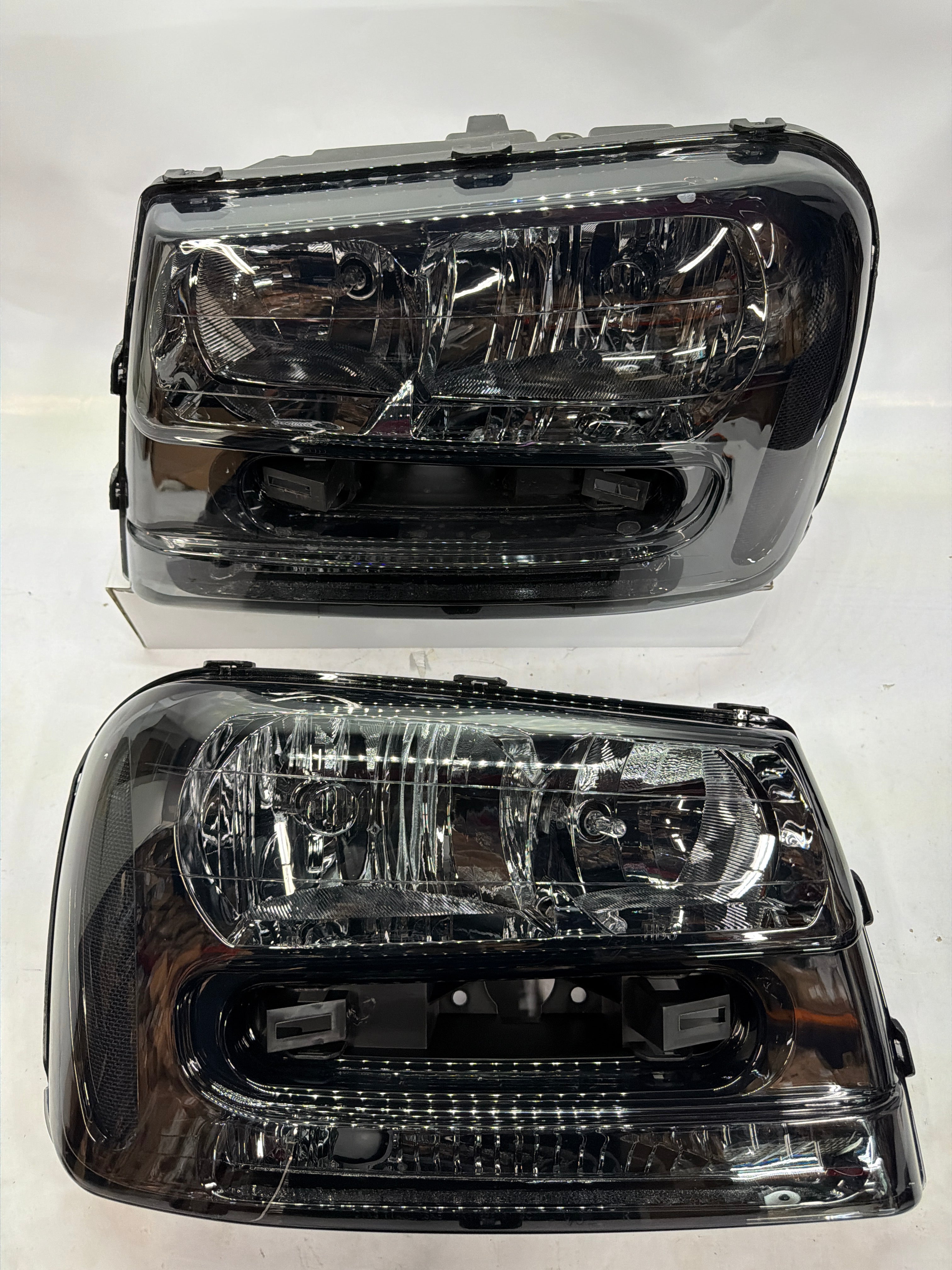 02-09 CHEVY TRAILBLAZER HEADLIGHT ASSEMBLY DRIVER AND PASSENGER SIDE SMOKED CLEAR