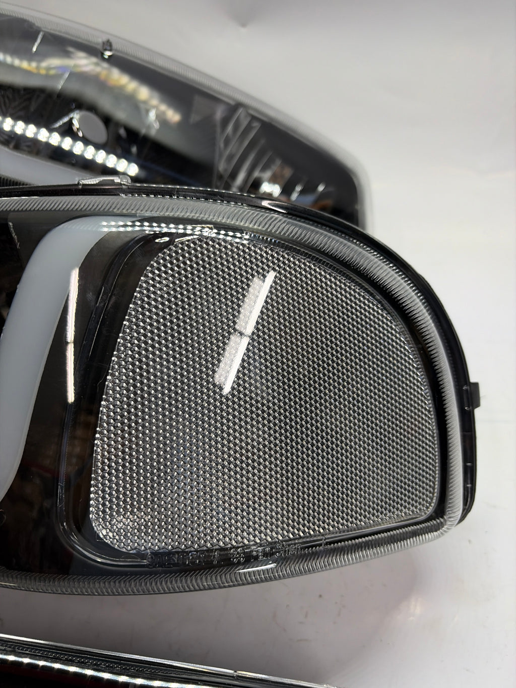 99-06 GMC SIERRA YUKON BLACK HOUSING WITH CLEAR LED